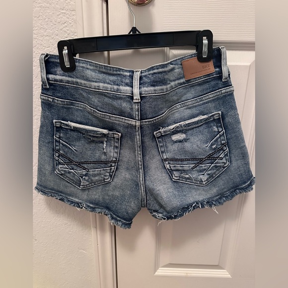 New Women’s BKE Stella Distressed 2 button Denim Cut Off Shorts, size 27 - Picture 3 of 7